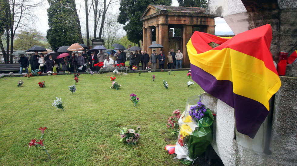 Homenaje a los represaliados del franquismo en la fosa común de Oviedo