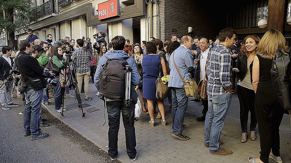 Expectación ante la puerta de la sede del PSOE en Madrid