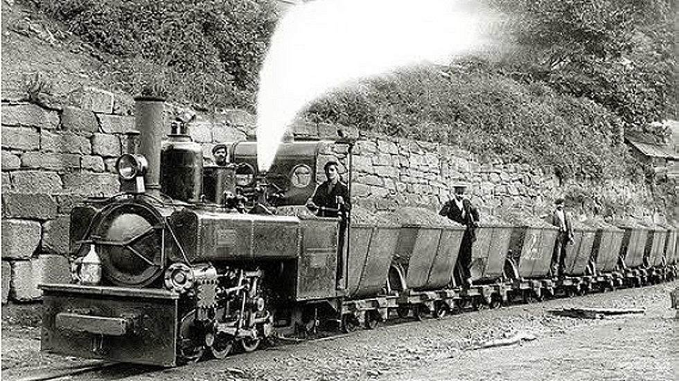 Tren de carbón con una locomotora Corpet en cabeza