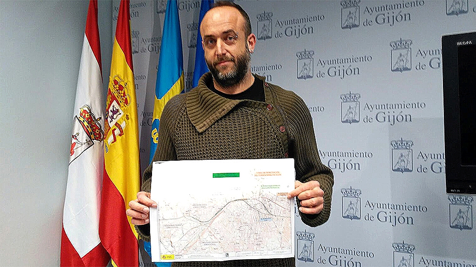 David Alonso, de XsP, con un mapa del último proyecto del Plan de Vías
