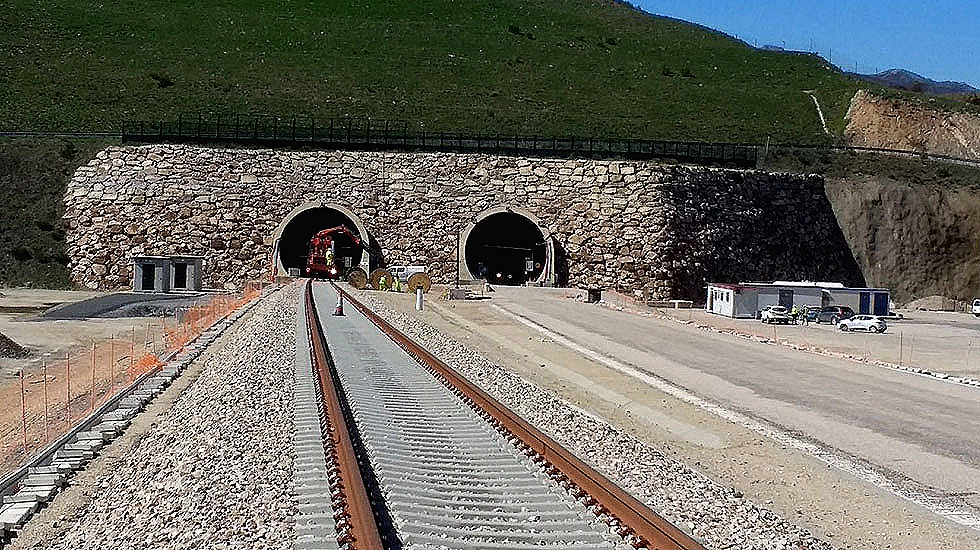 El emboquille sur de túneles de Pajares en La Gretosa (Pola de Gordon) equipado el túnel oeste con ancho ibérico.