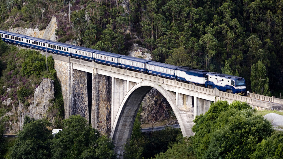 El tren Transcant&aacute;brico a su paso por Luarca