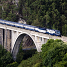 El tren Transcant&aacute;brico a su paso por Luarca
