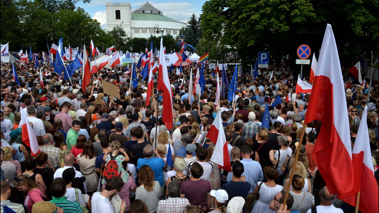 Miles de personas protestan frente al Parlamento de Polonia contra las ...