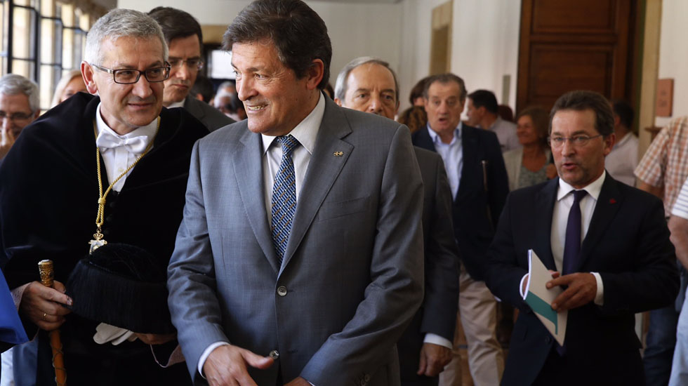 El rector de la Universidad de Oviedo, Santiago Garc&iacute;a Granda, conversa con el presidente del Principado, Javier Fern&aacute;ndez, seguido por el consejero de Educaci&oacute;n, Genaro Alonso