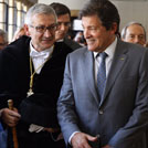 El rector de la Universidad de Oviedo, Santiago Garc&iacute;a Granda, conversa con el presidente del Principado, Javier Fern&aacute;ndez, seguido por el consejero de Educaci&oacute;n, Genaro Alonso