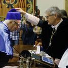 El qu&iacute;mico italiano Enrico Clementi (i) fue investido hoy Doctor Honoris Causa durante un solemne acto celebrado en el Paraninfo de la Universidad de Oviedo presidido por el rector Santiago Garc&iacute;a Granda (2d). 