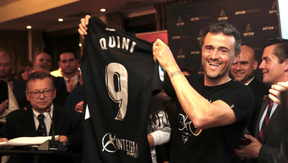 El Sporting saca a venta camisetas de Quini