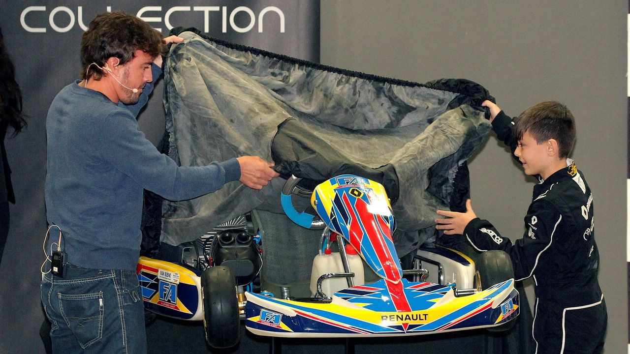 Fernando Alonso entrega los premios a los 20 finalistas del Renault