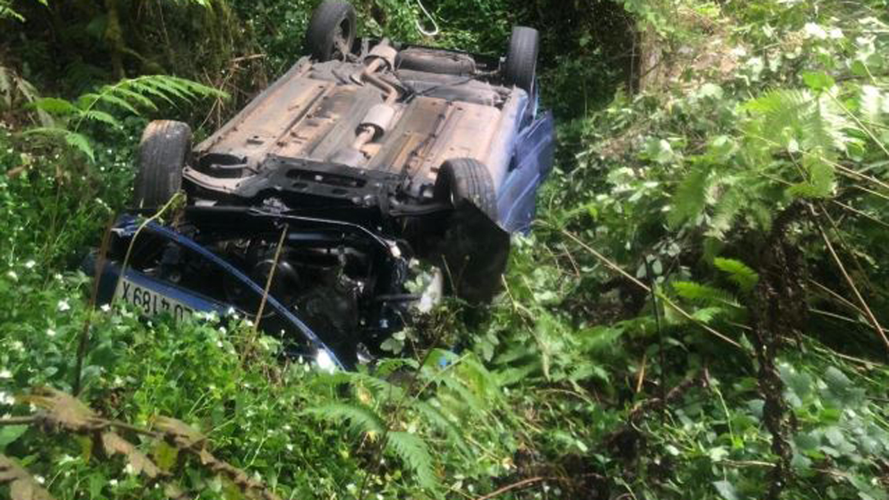 Herido grave tras volcar y caer por un desnivel de siete metros en Valdés