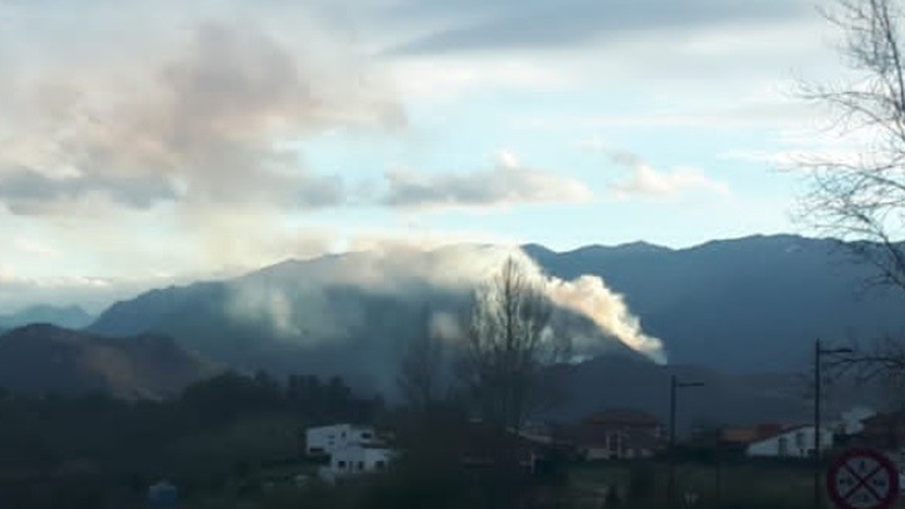 Tres incendios permanecen activos en Cangas de Onís, Mieres y Piloña