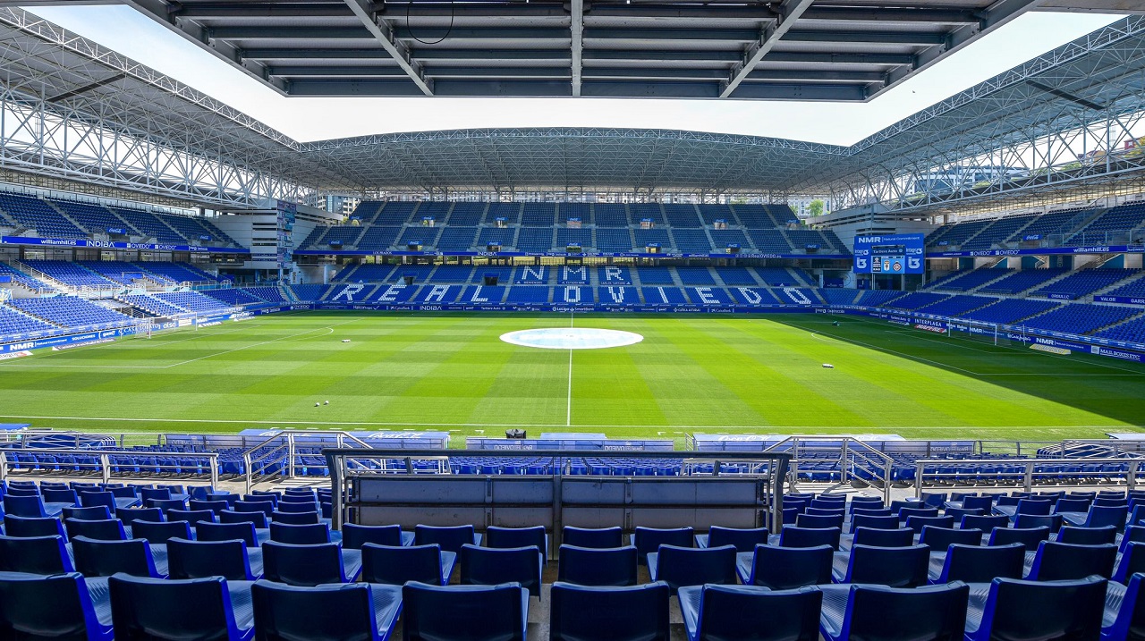 Poco más de 12.000 espectadores, aforo máximo del Carlos Tartiere en agosto