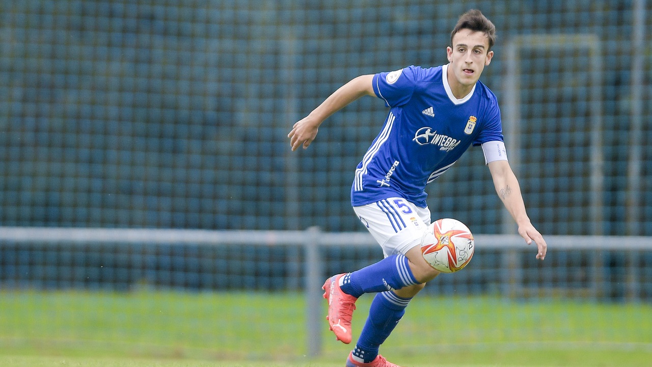 El Real Oviedo renueva a Miguel Berlanga, que seguirá en el Vetusta