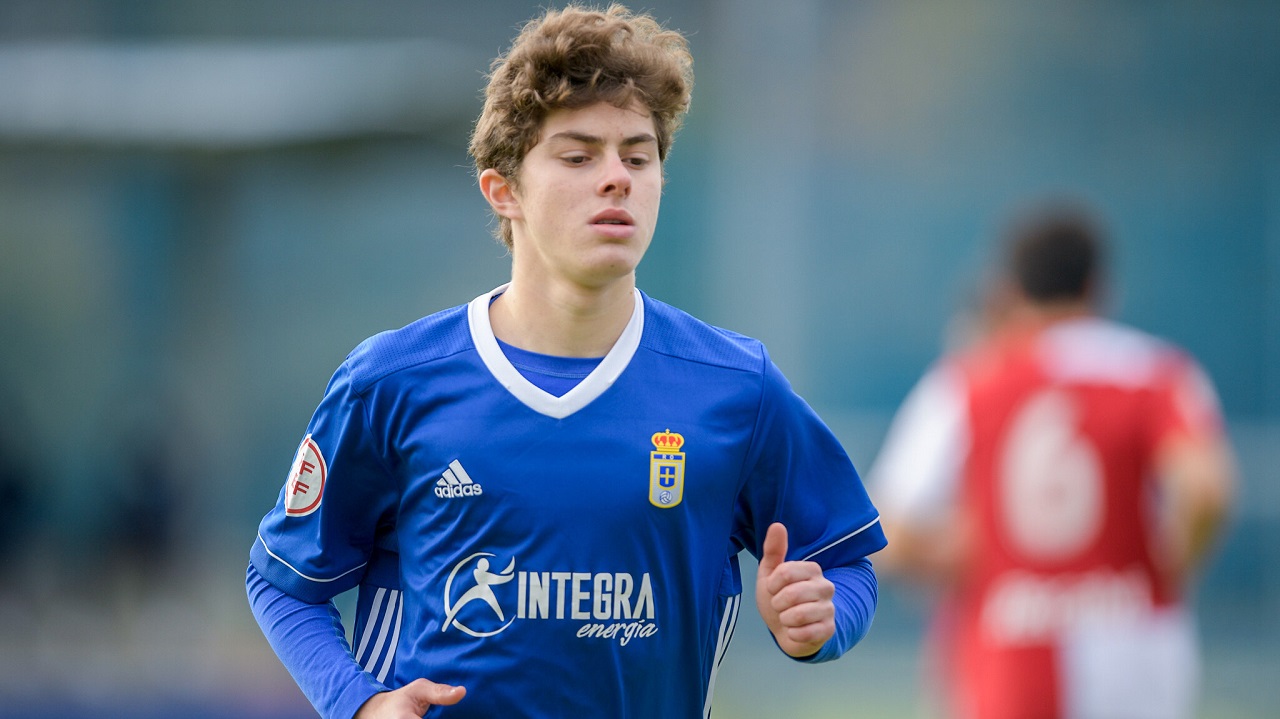 Nacho Estrada, otro canterano juvenil que renueva en el Real Oviedo