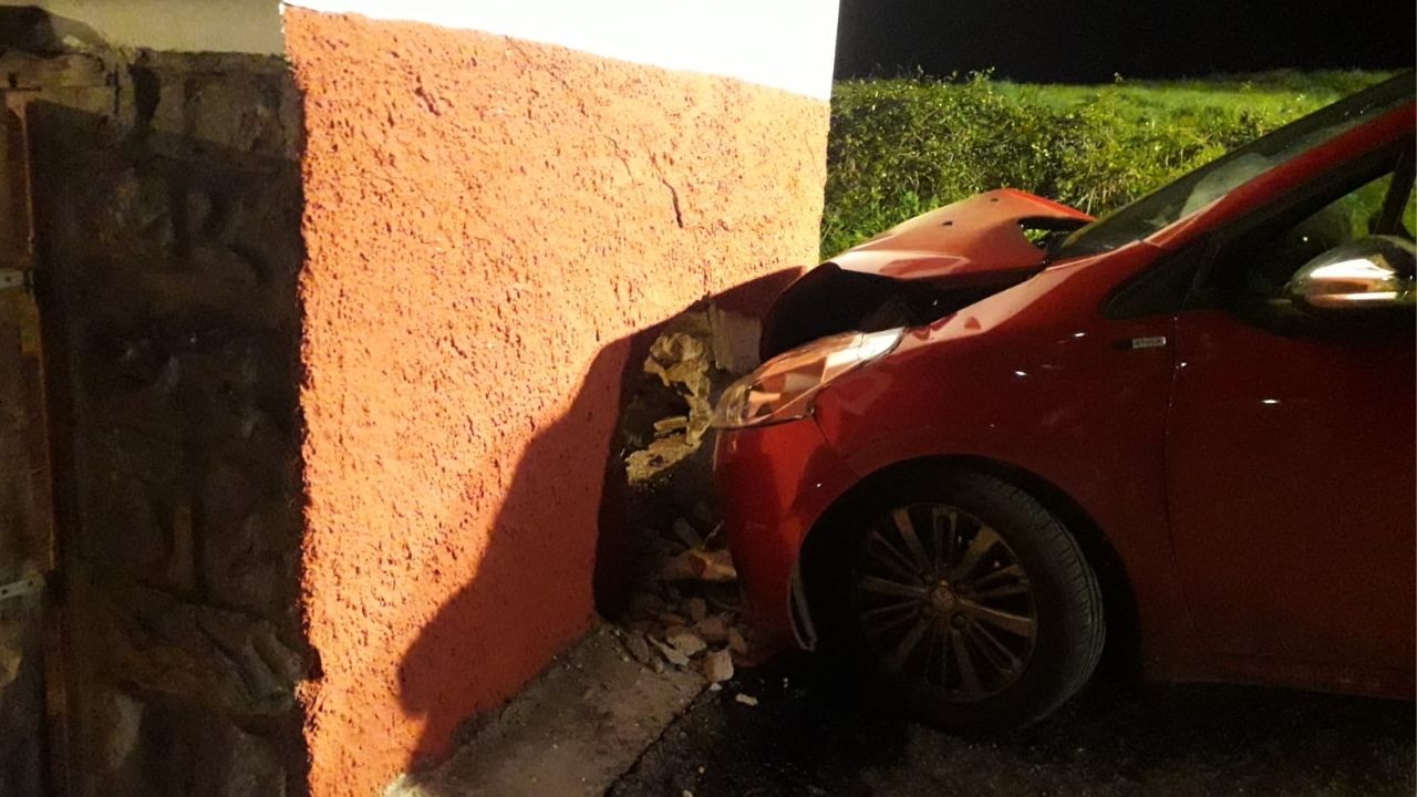 Muere un hombre de 70 años tras chocar con su coche contra un muro en ...