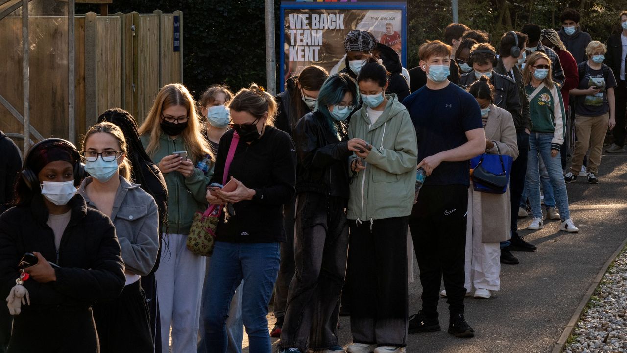 Alarma social y farmacias debordadas en Reino Unido por el brote «explosivo» de meningitis